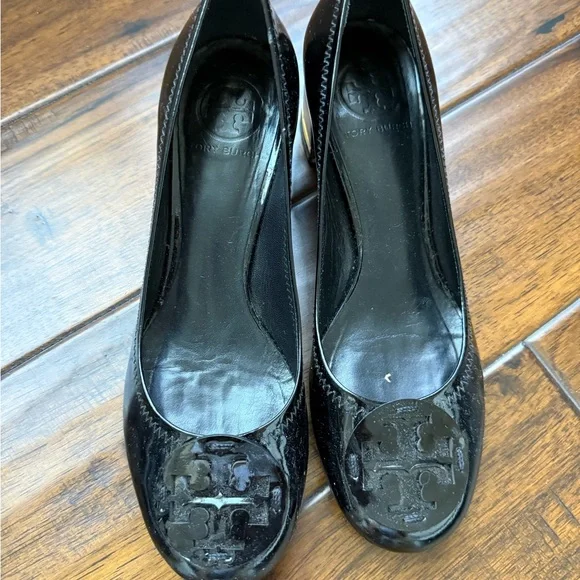 Tory Burch Black Patent Logo Round-Toe Pumps - Picture 3 of 6